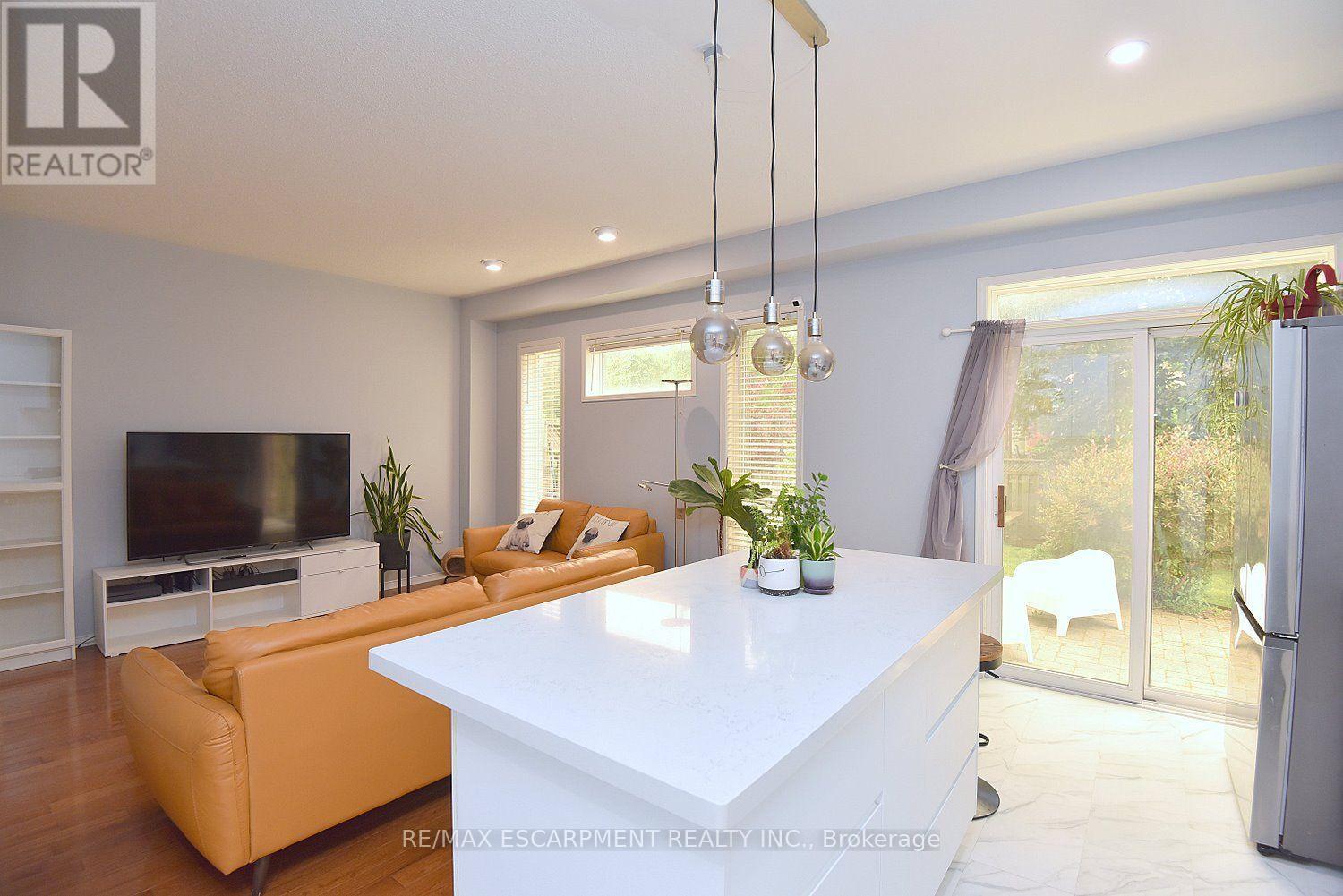 22 MOORE CRESCENT - 16