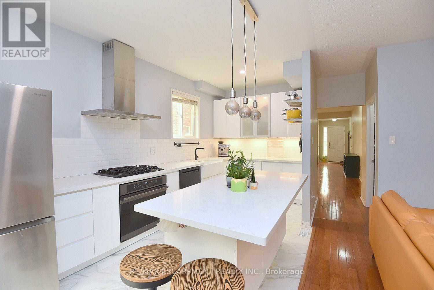 22 MOORE CRESCENT - 17