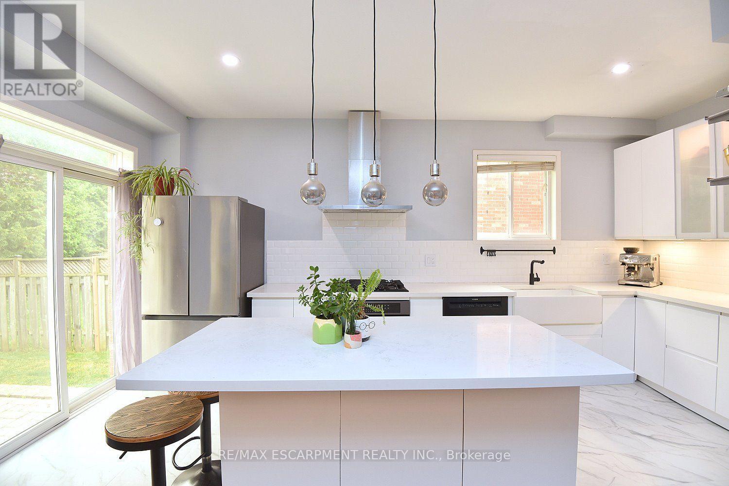 22 MOORE CRESCENT - 18