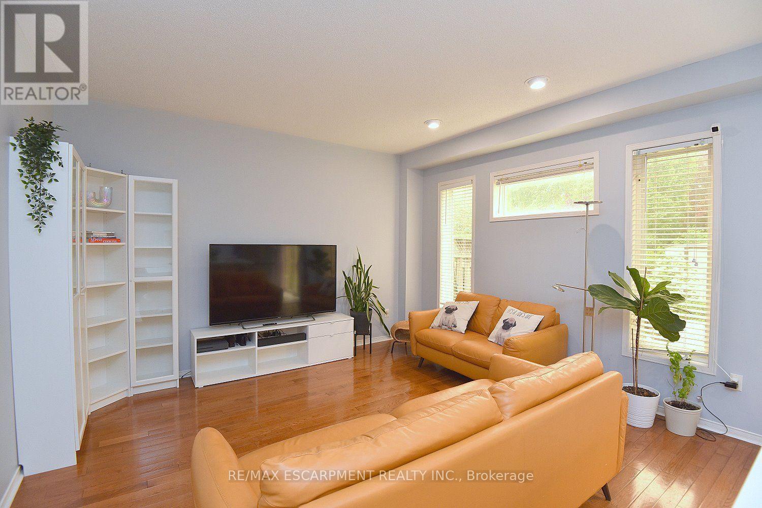 22 MOORE CRESCENT - 21
