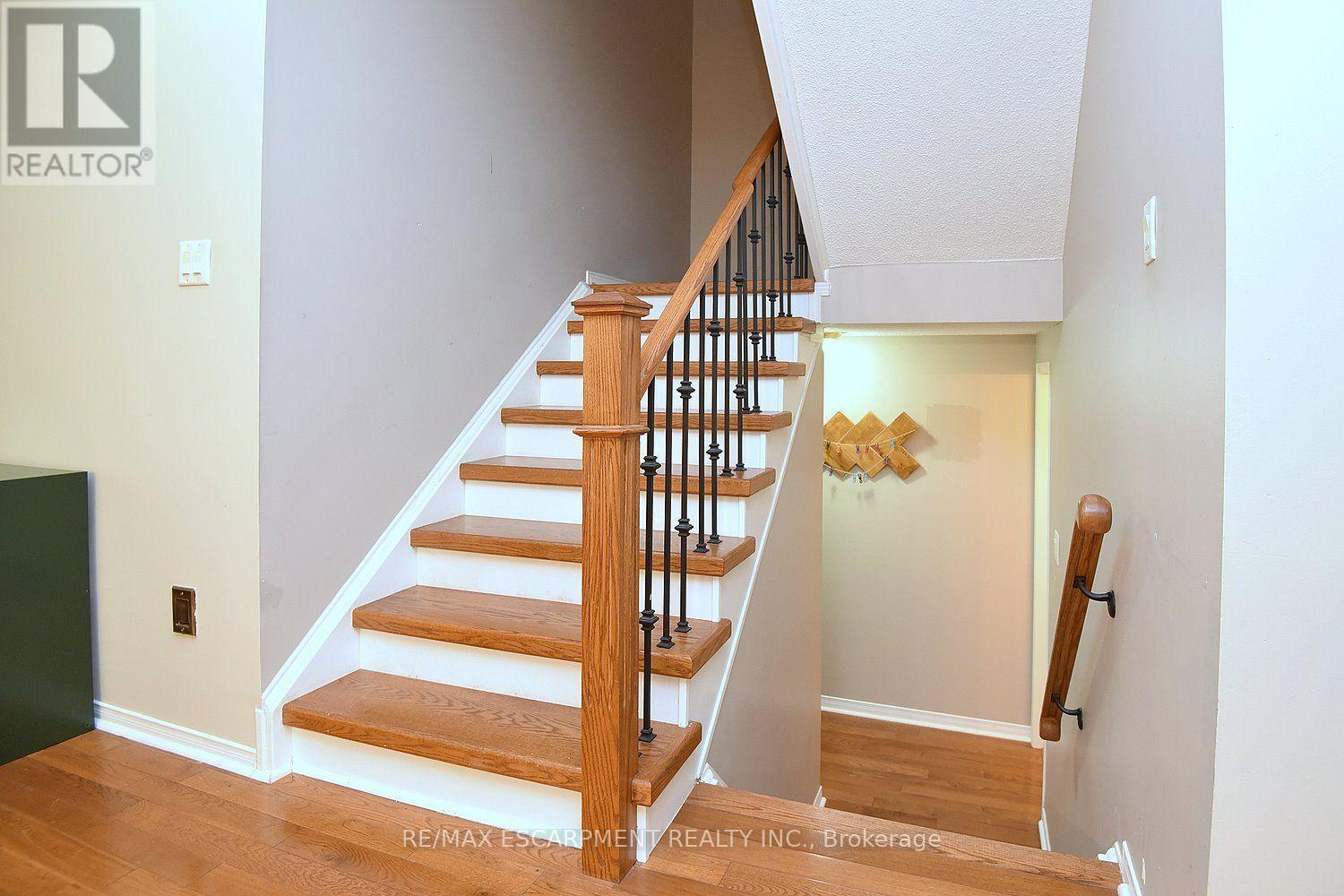 22 MOORE CRESCENT - 24