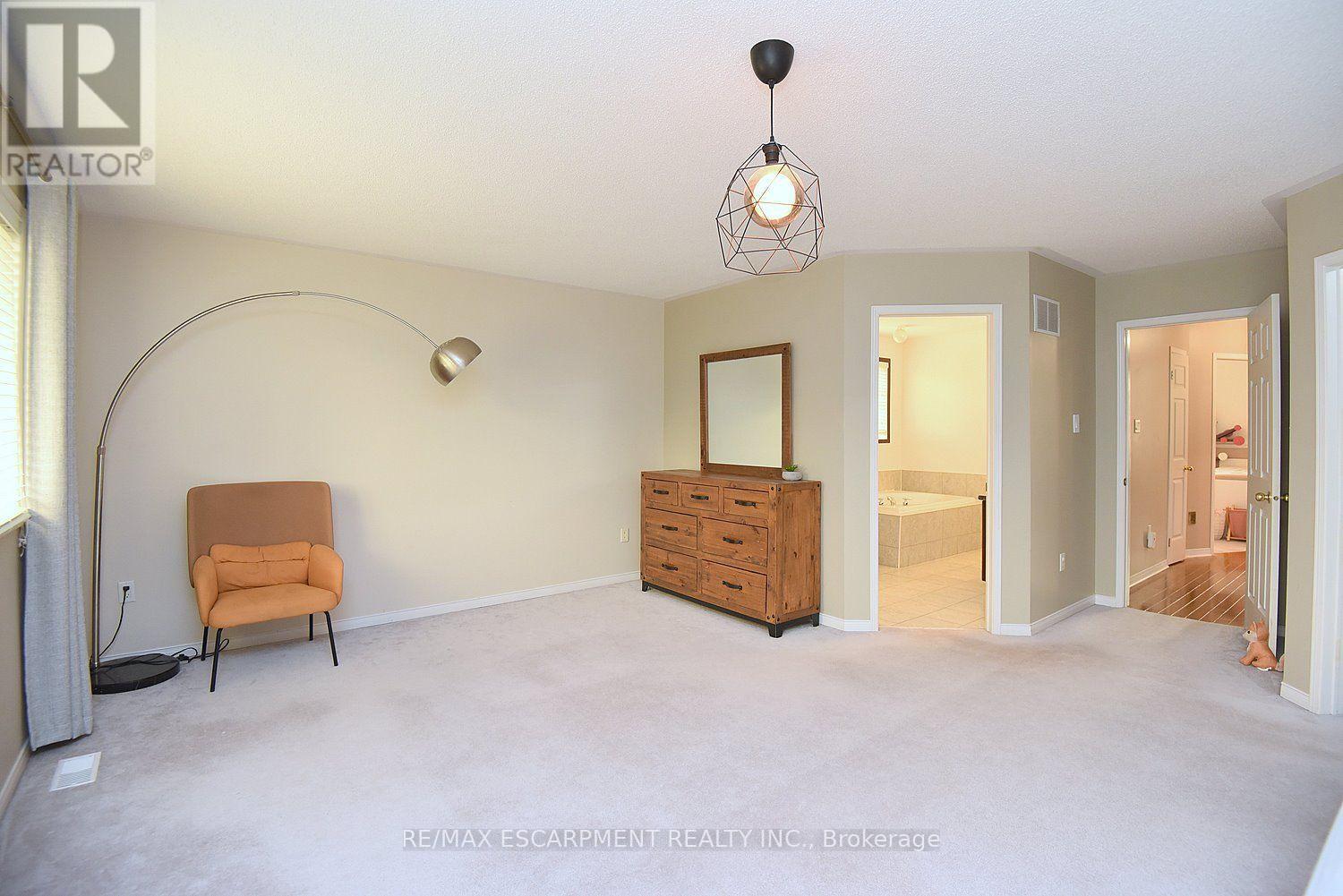22 MOORE CRESCENT - 26