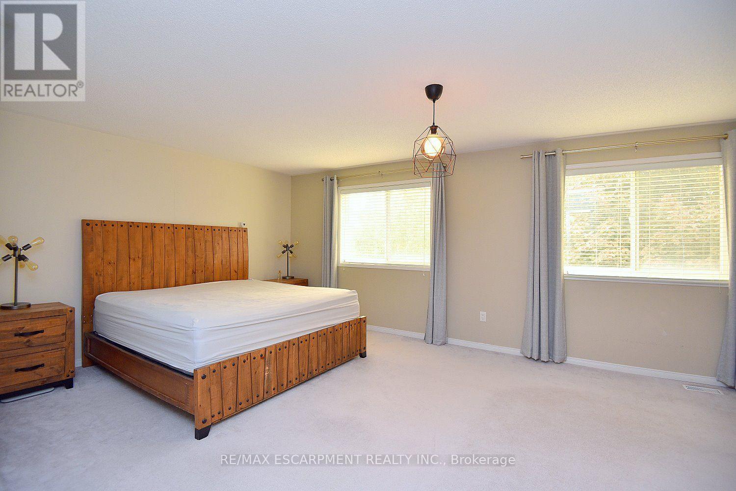 22 MOORE CRESCENT - 27