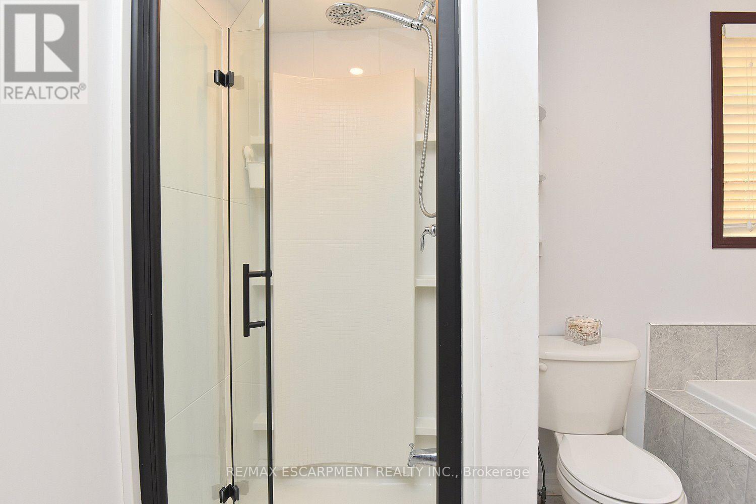 22 MOORE CRESCENT - 29