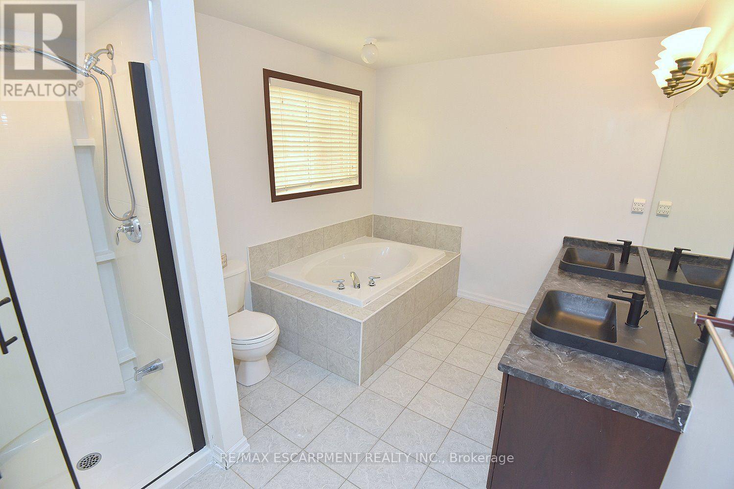 22 MOORE CRESCENT - 32