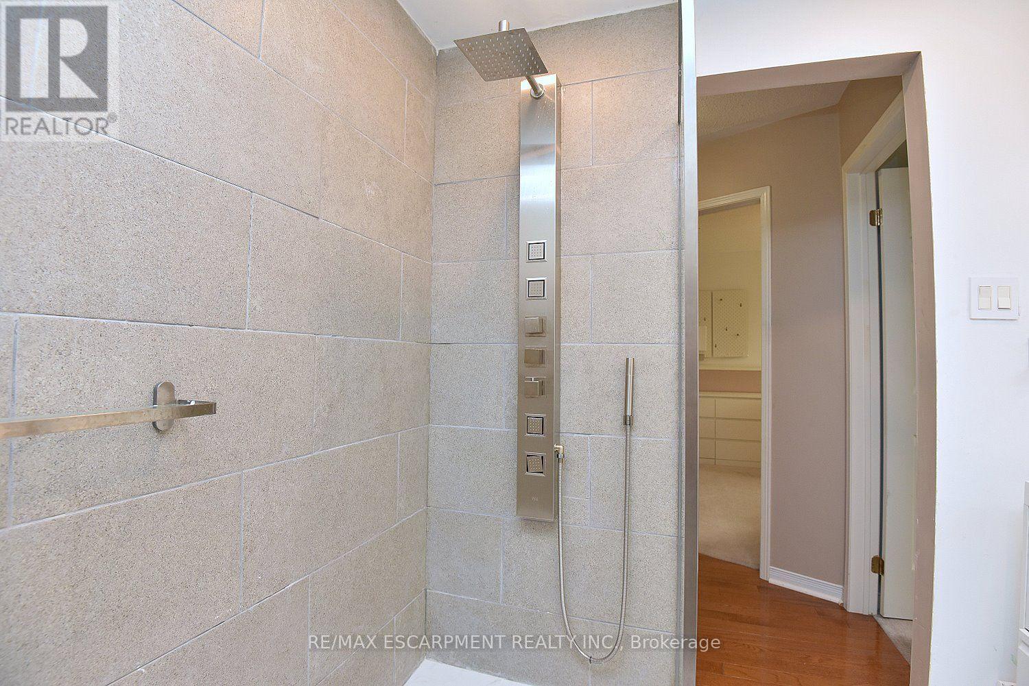 22 MOORE CRESCENT - 38