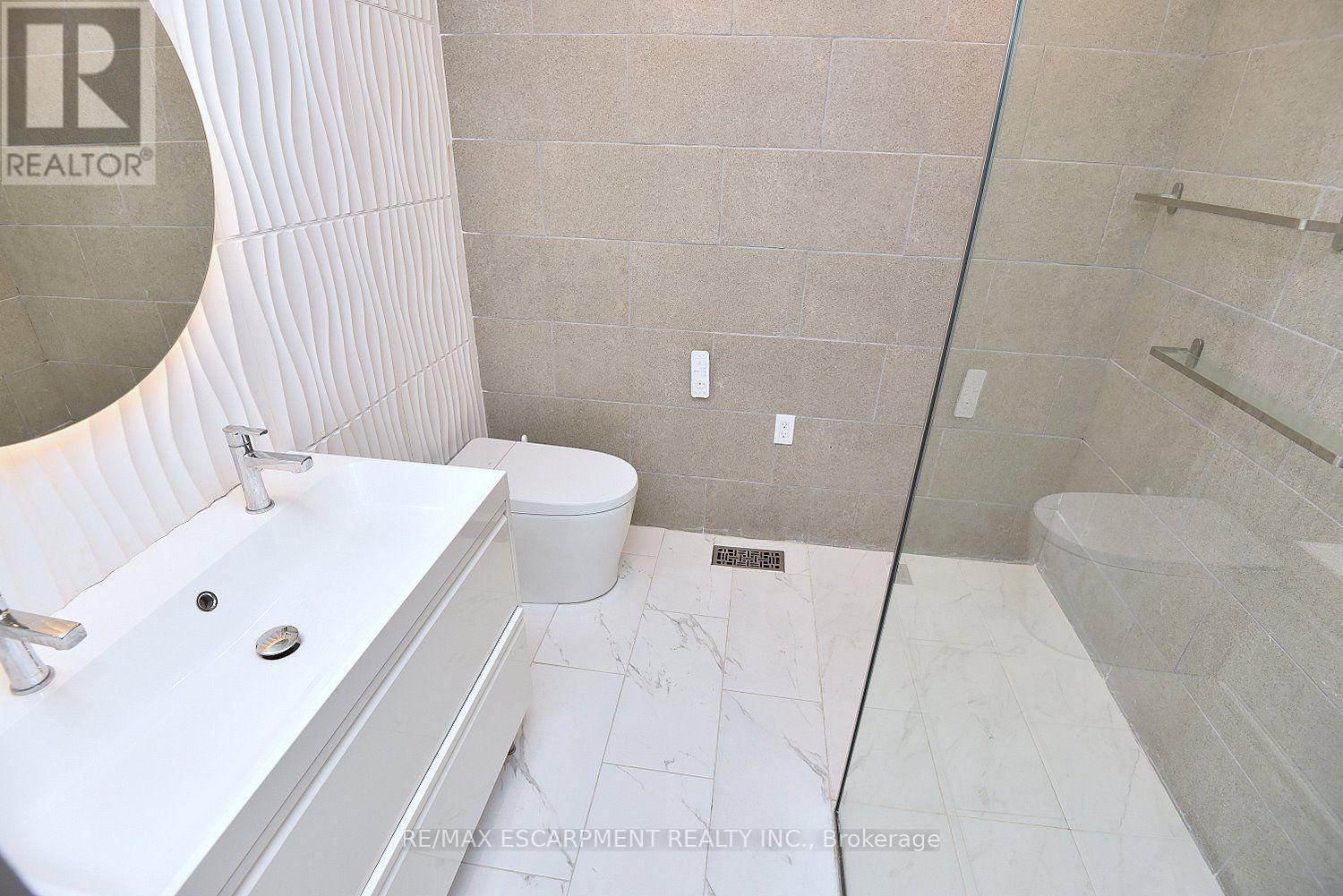 22 MOORE CRESCENT - 40