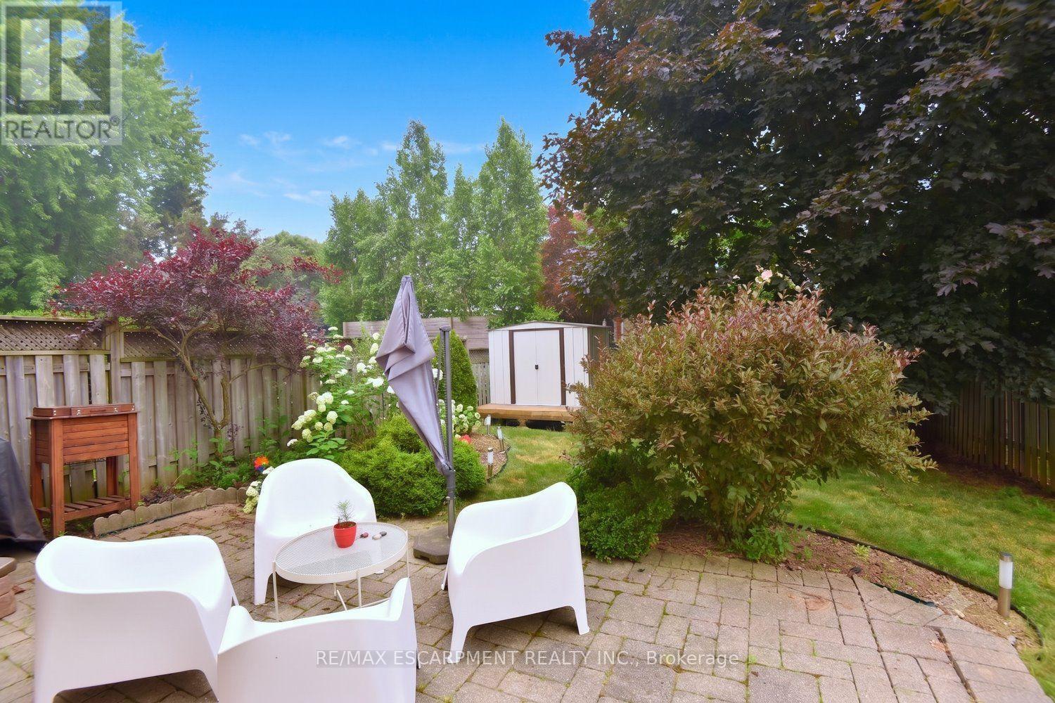22 MOORE CRESCENT - 44