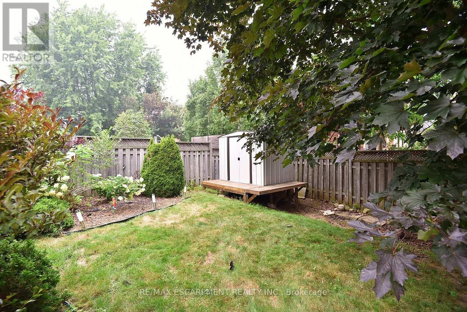 22 MOORE CRESCENT - 45