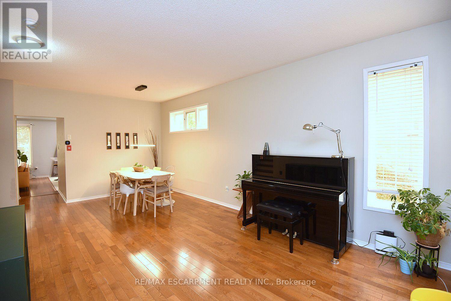 22 MOORE CRESCENT - 7