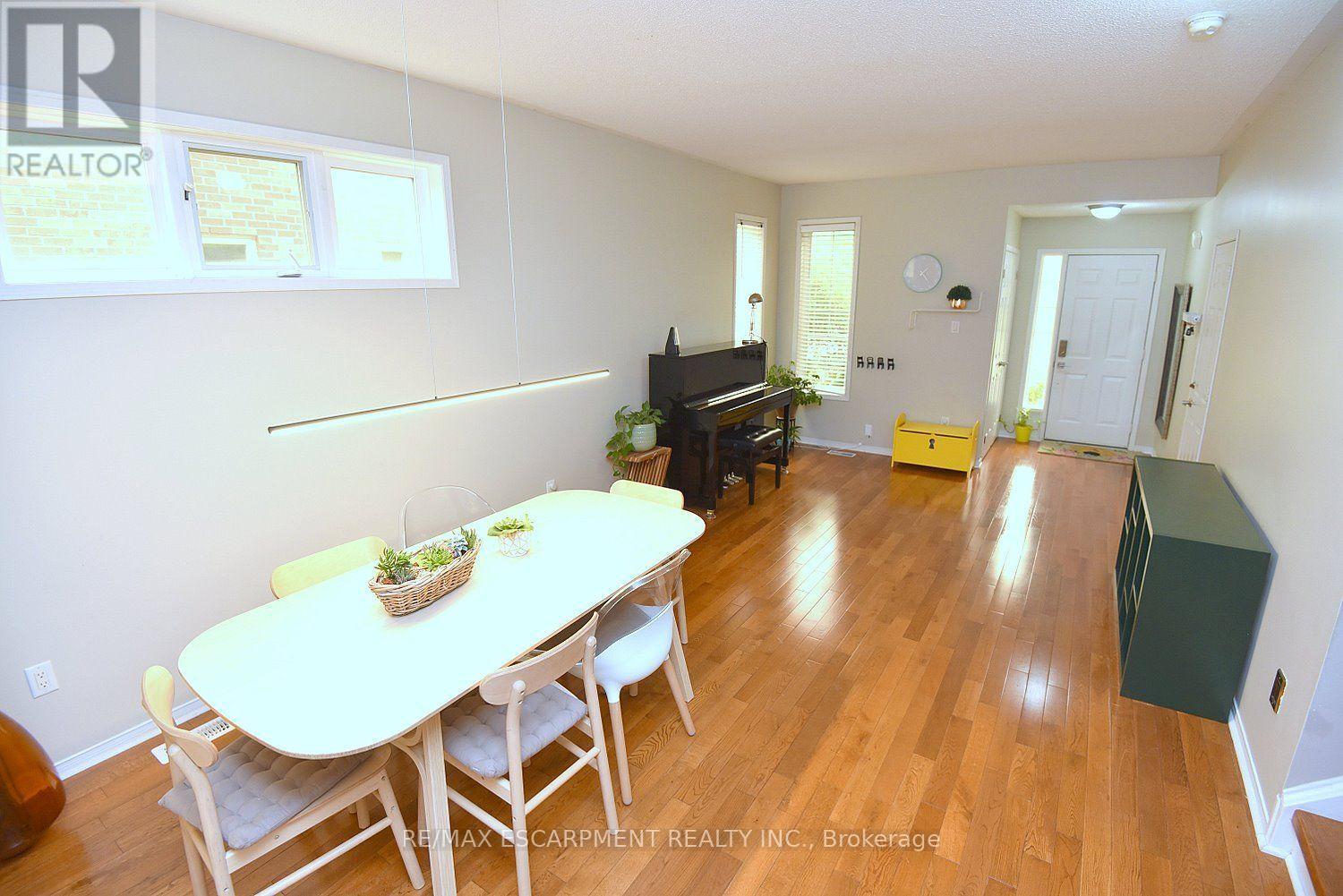 22 MOORE CRESCENT - 8