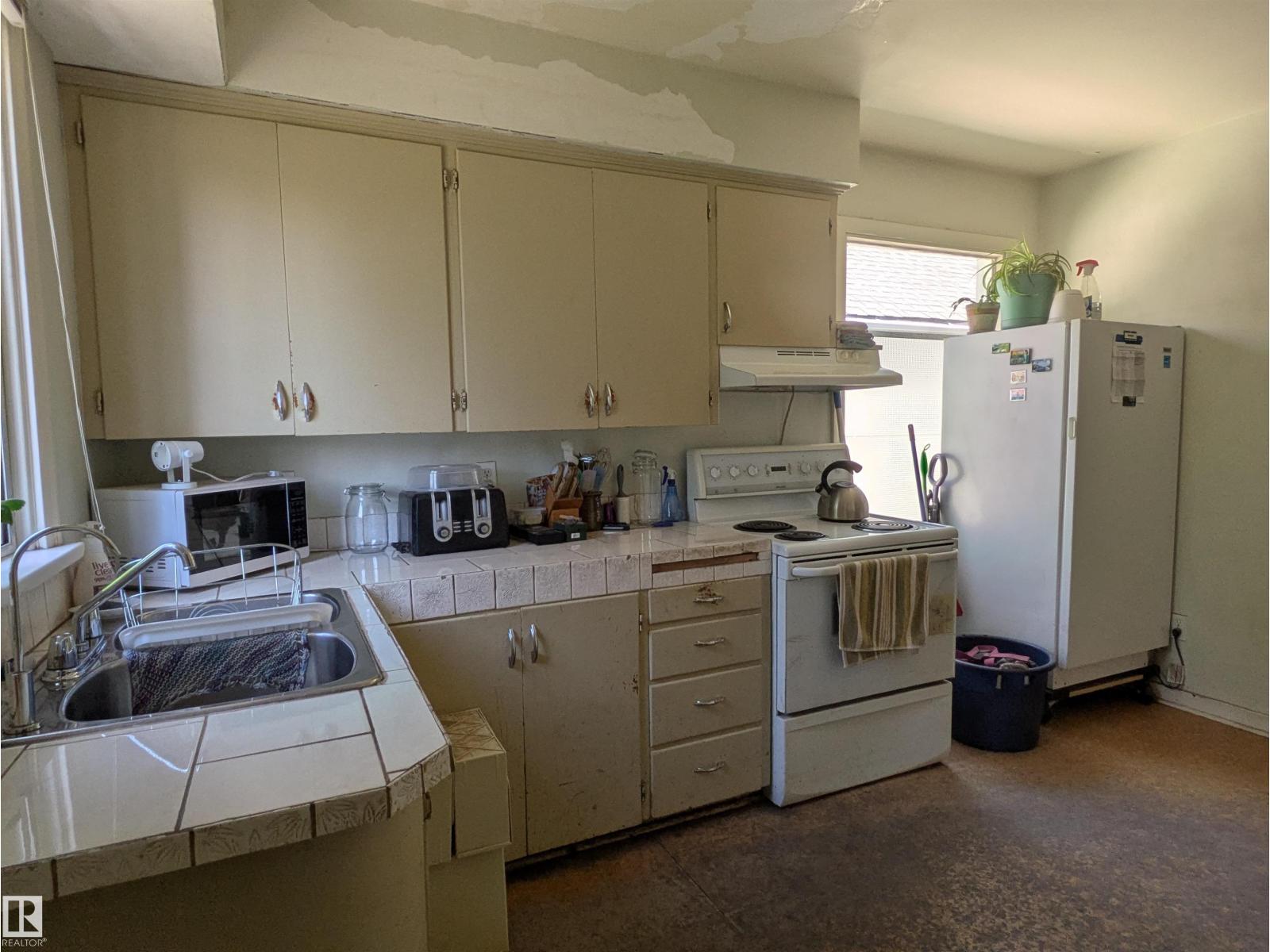 11412 85 ST NW - 7