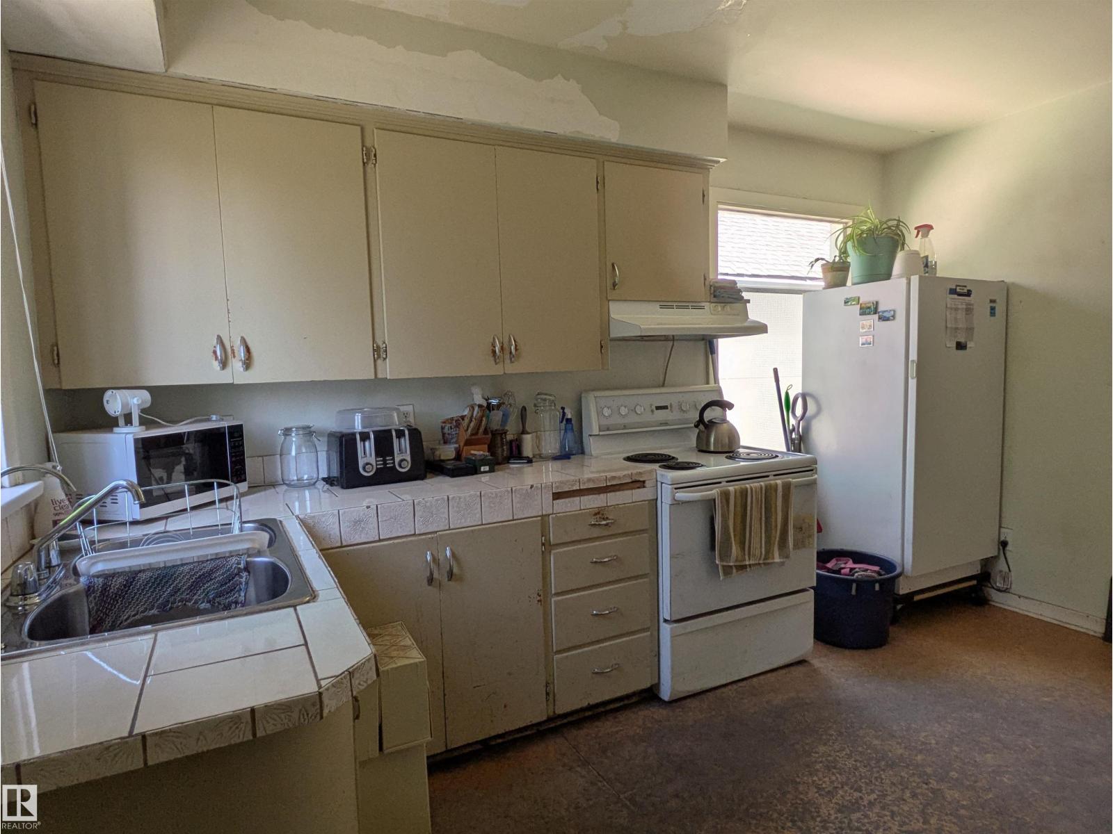 11412 85 ST NW - 8