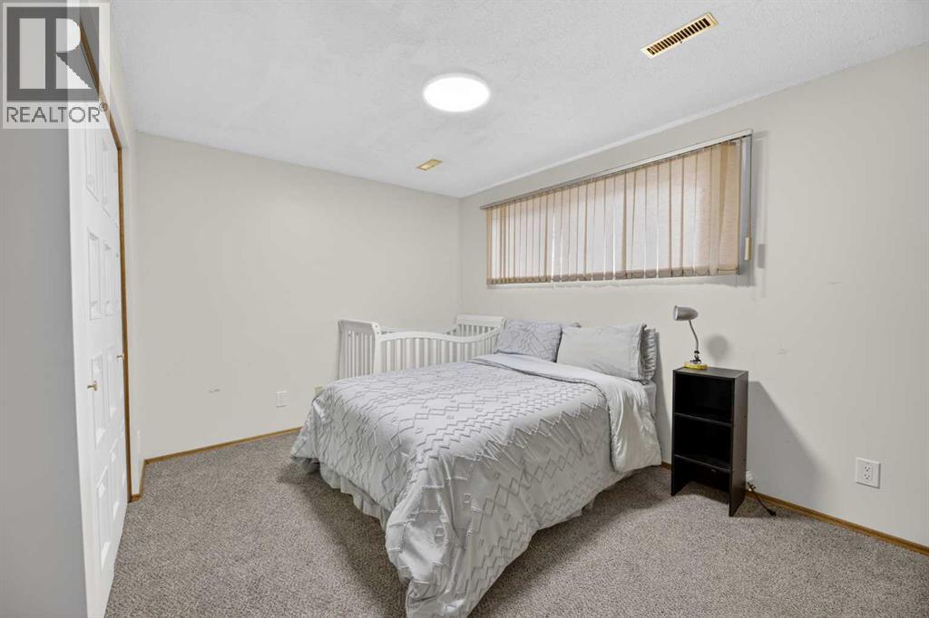 35 Queen Isabella Close SE - 23