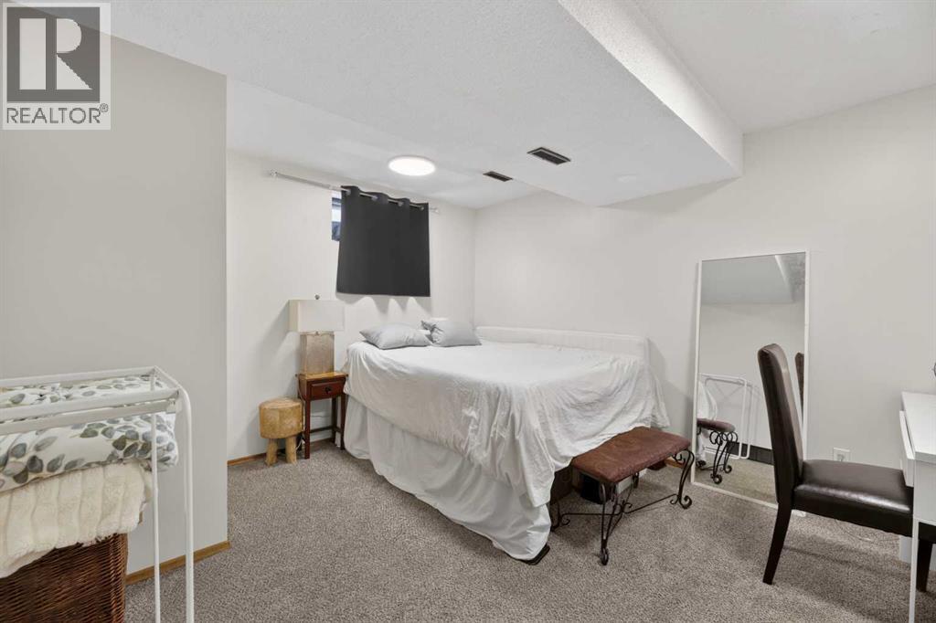 35 Queen Isabella Close SE - 24