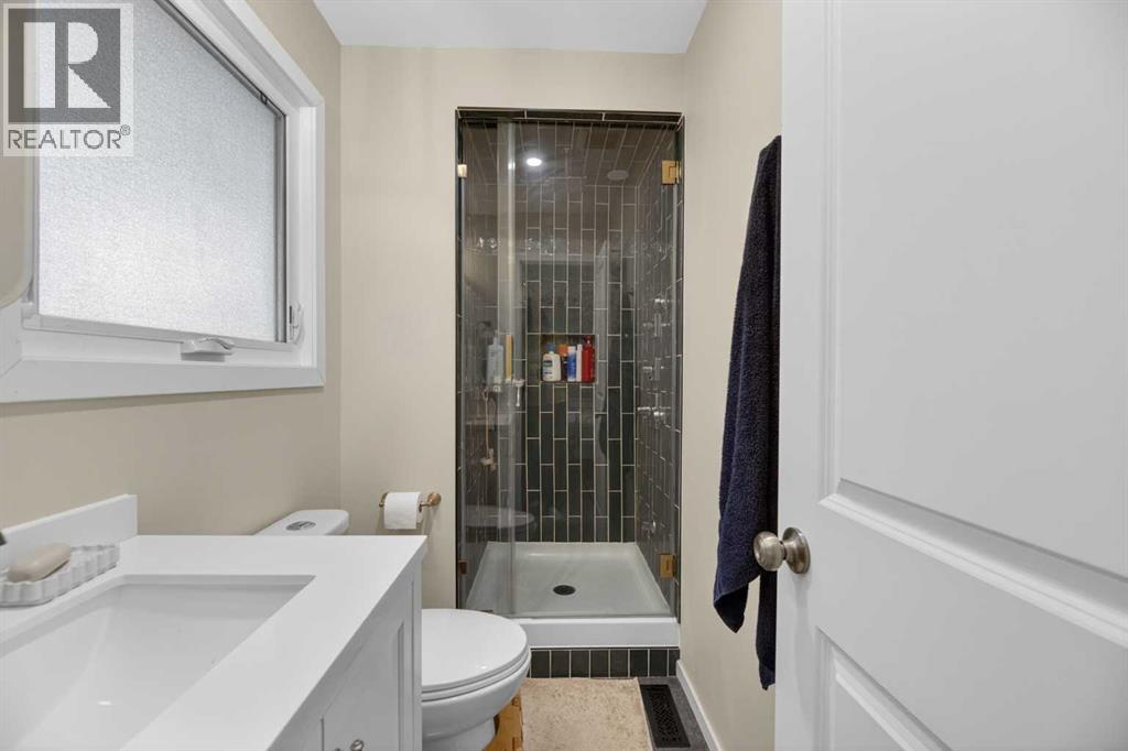 35 Queen Isabella Close SE - 12