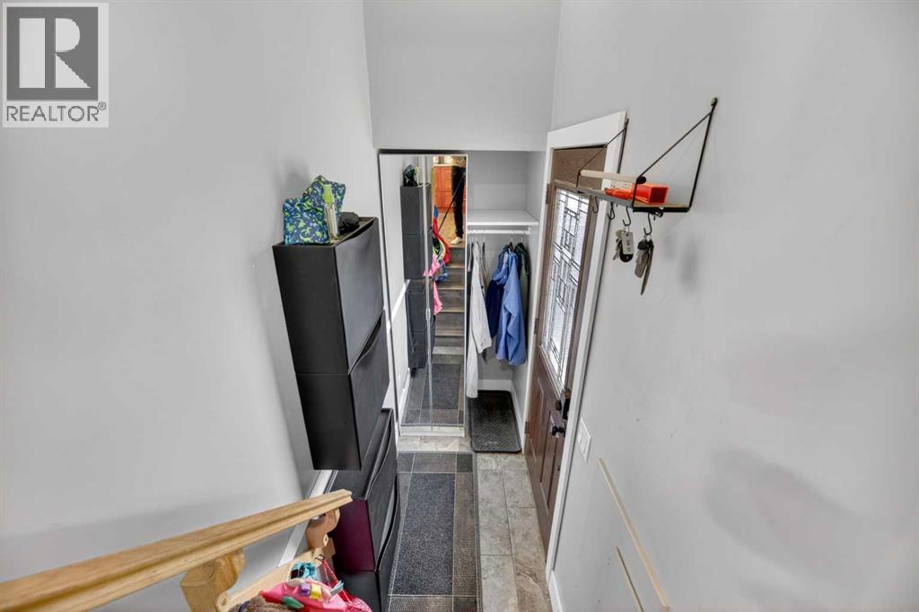 35 Queen Isabella Close SE - 17