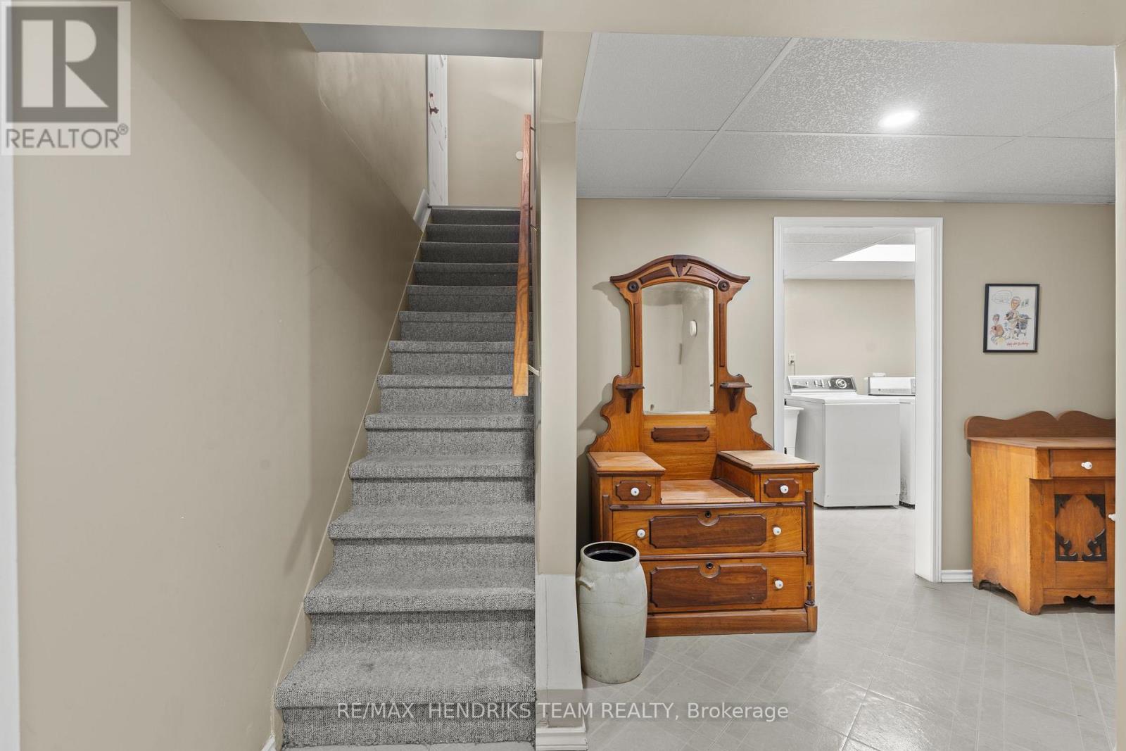 17 KAMLA DRIVE - 16
