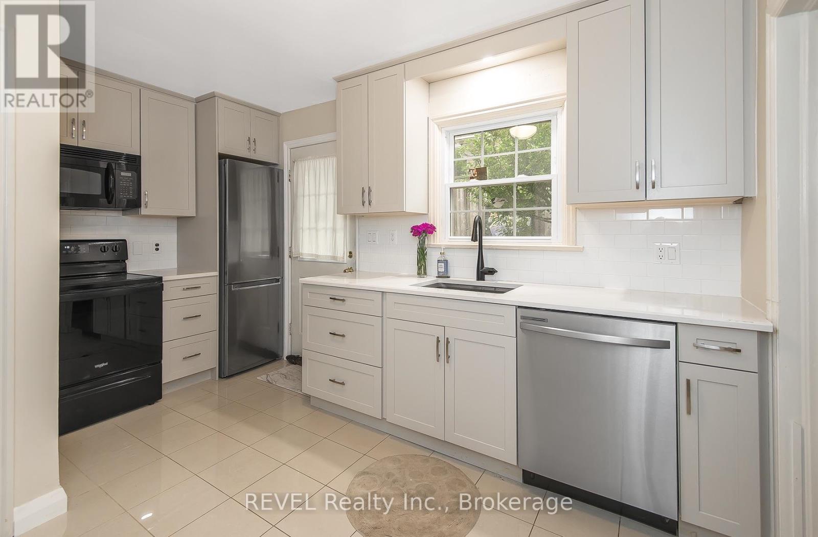 113 ST. PAUL CRESCENT - 11
