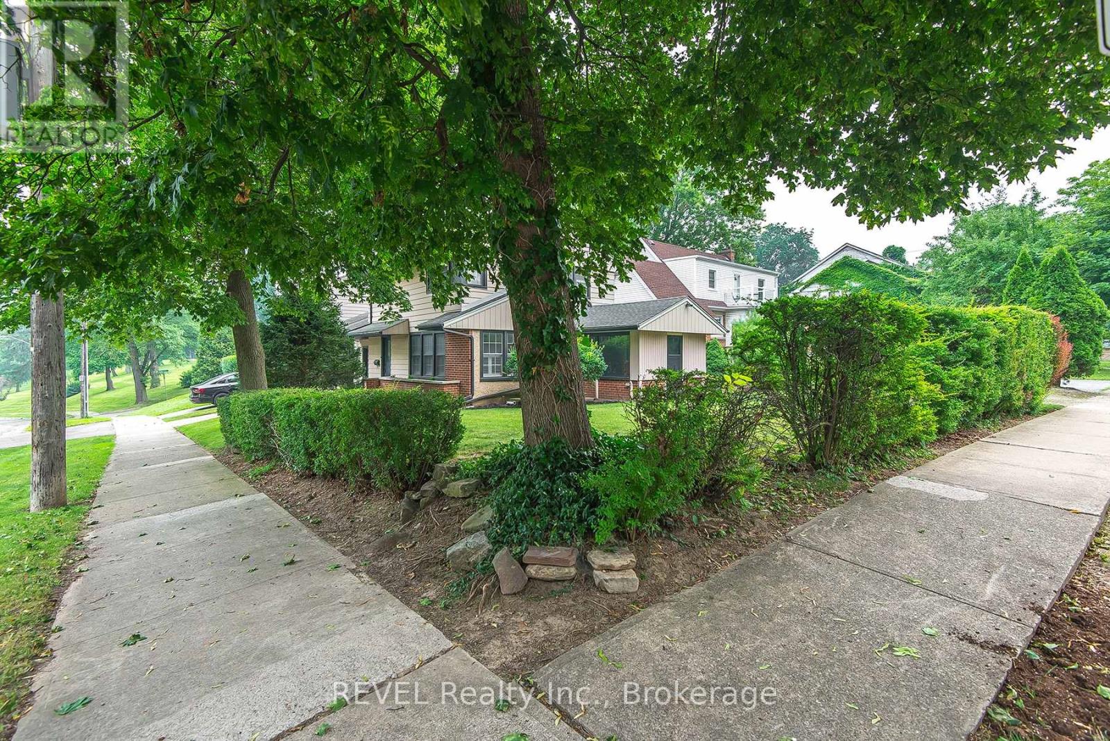 113 ST. PAUL CRESCENT - 5