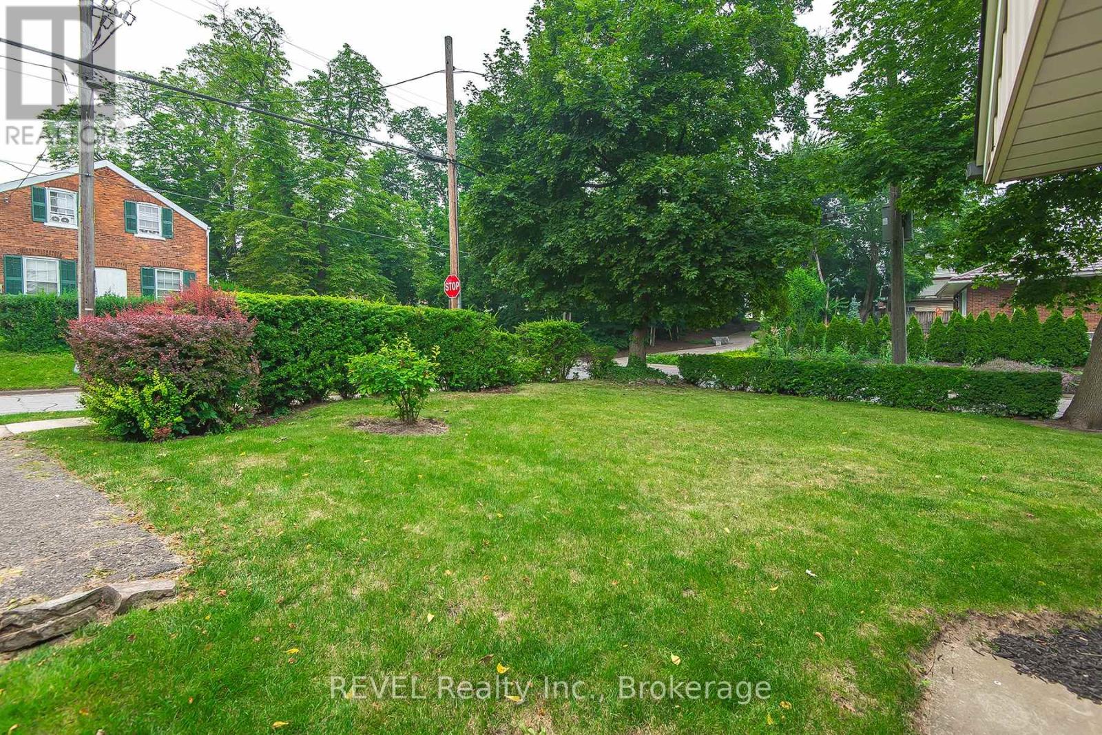 113 ST. PAUL CRESCENT - 6