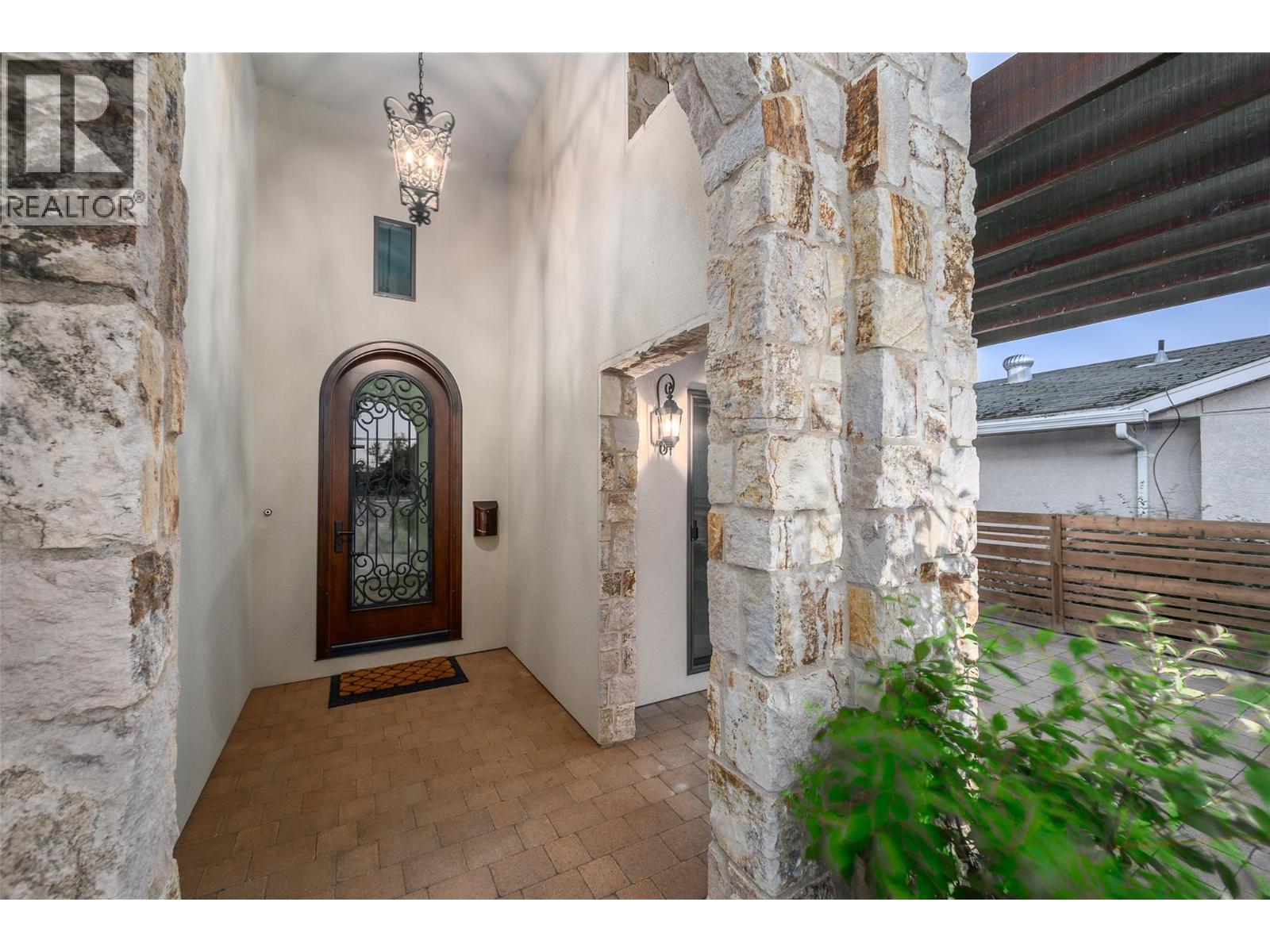 3567 Lakeshore Road - 13