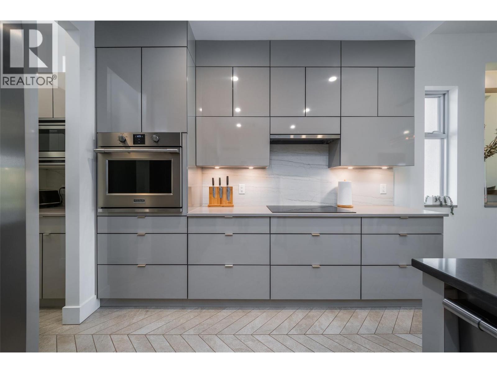 3567 Lakeshore Road - 20