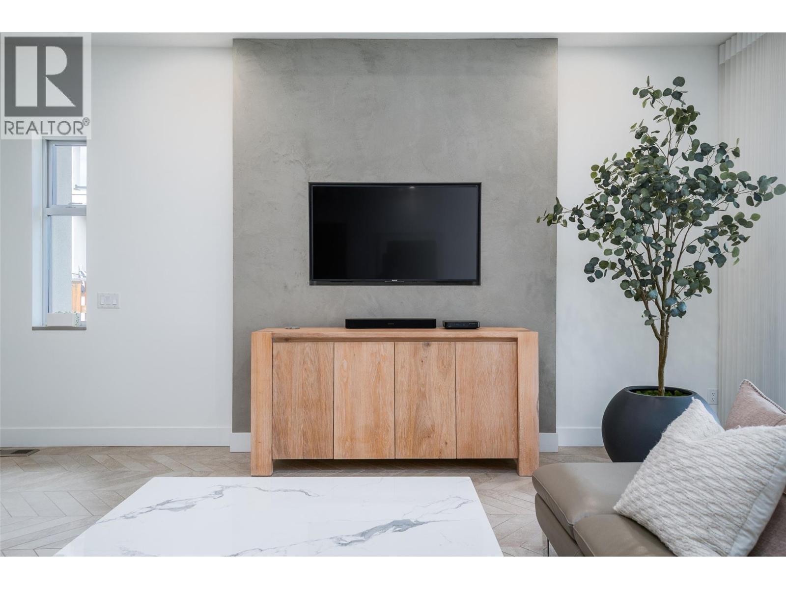 3567 Lakeshore Road - 32