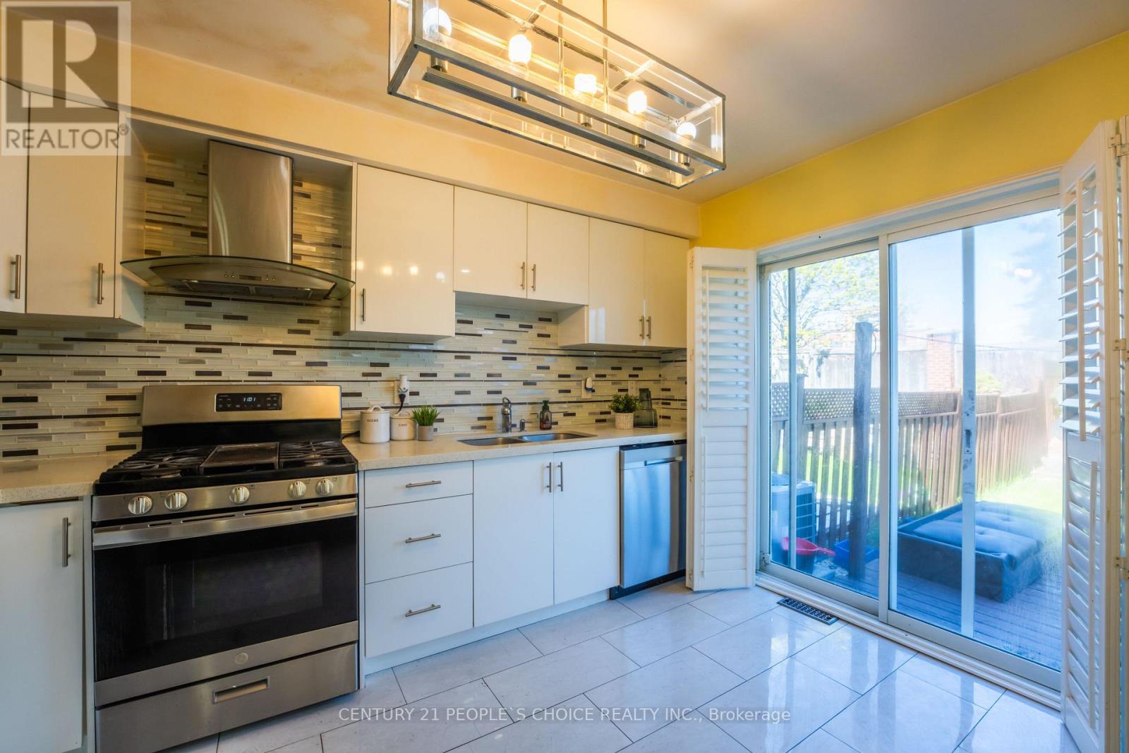 32 SUMMERDALE CRESCENT - 17
