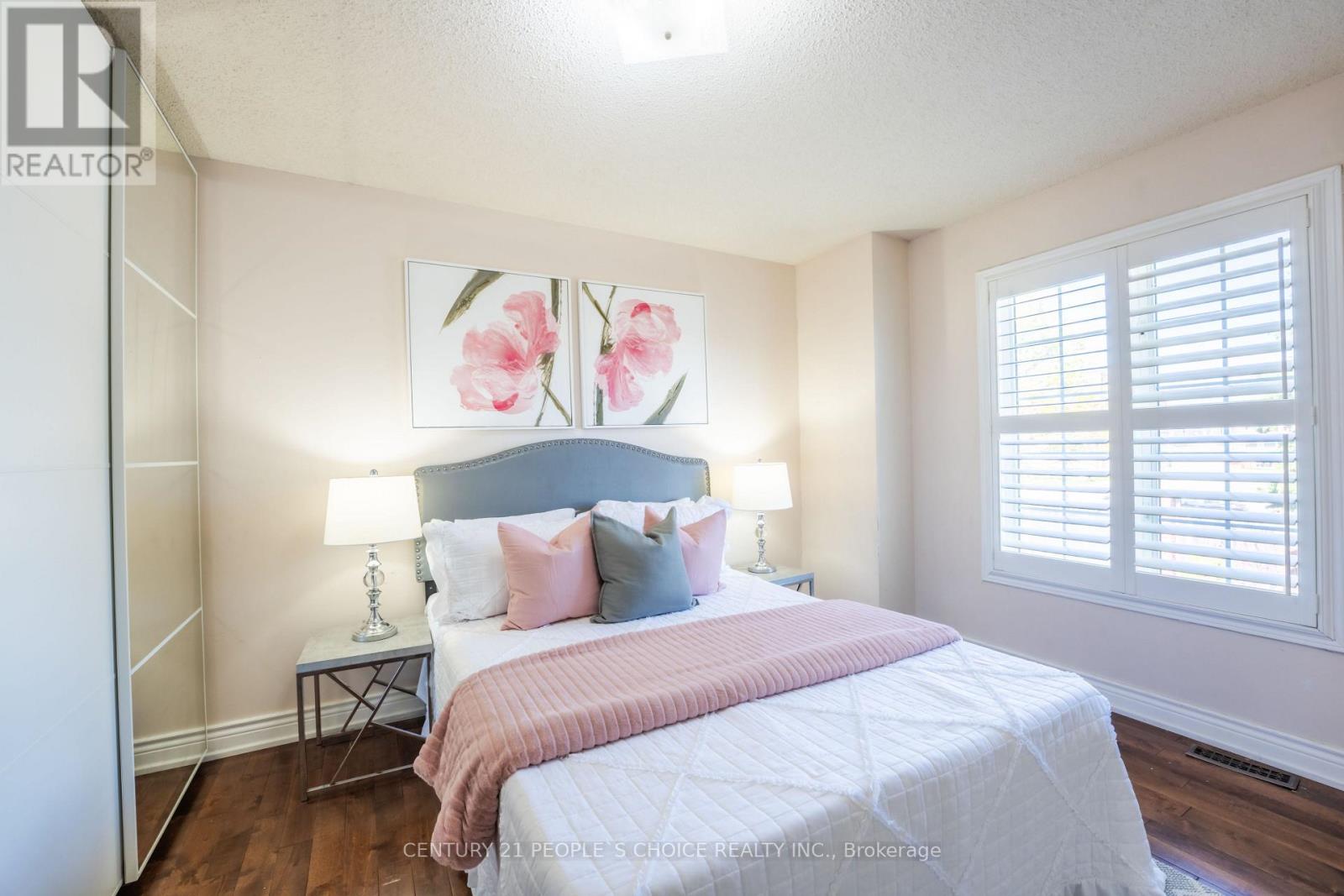 32 SUMMERDALE CRESCENT - 21