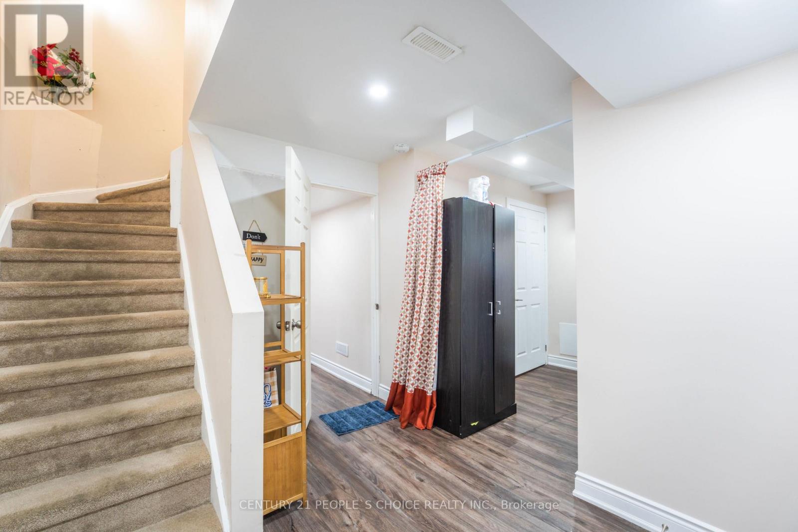 32 SUMMERDALE CRESCENT - 32