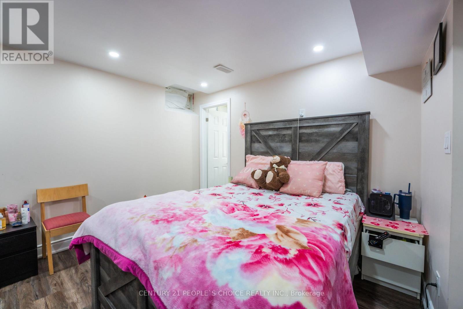 32 SUMMERDALE CRESCENT - 33
