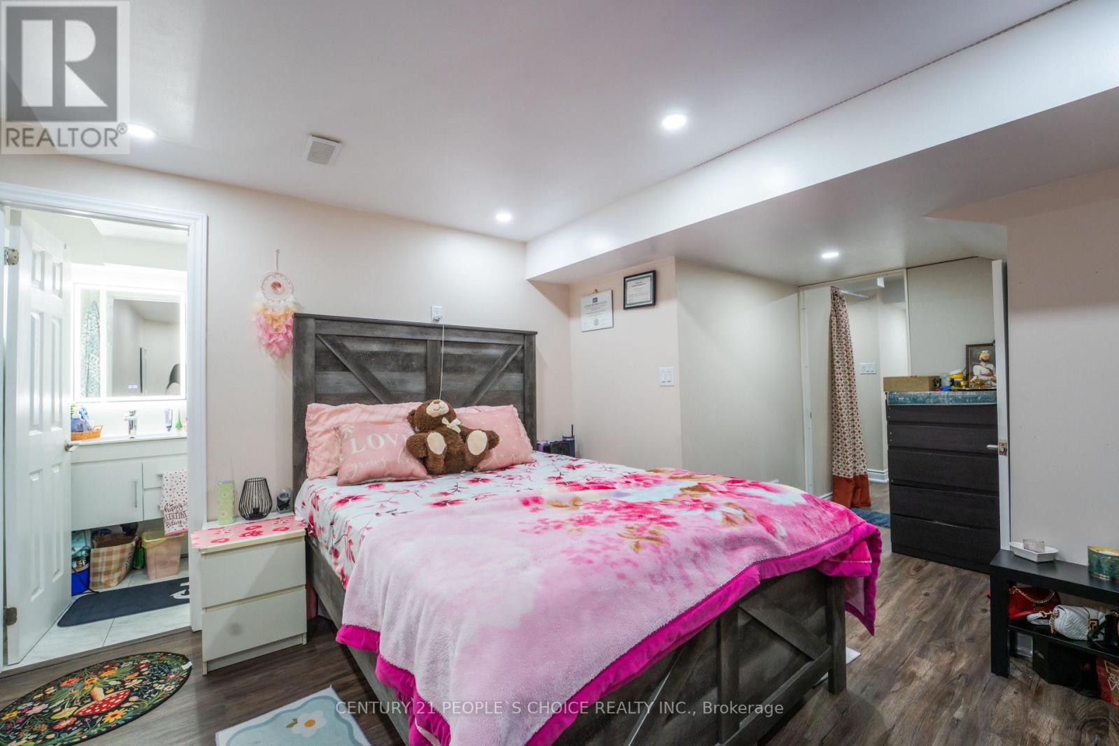 32 SUMMERDALE CRESCENT - 34