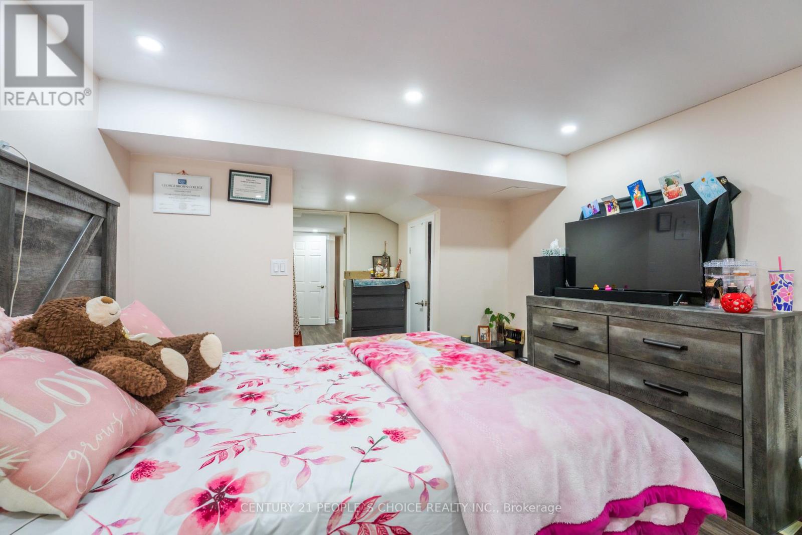 32 SUMMERDALE CRESCENT - 35