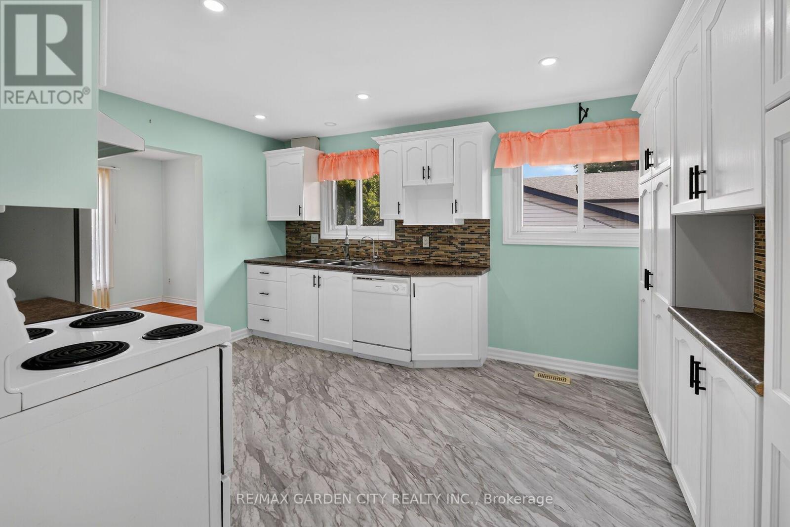 186 GLENMOR DRIVE - 11