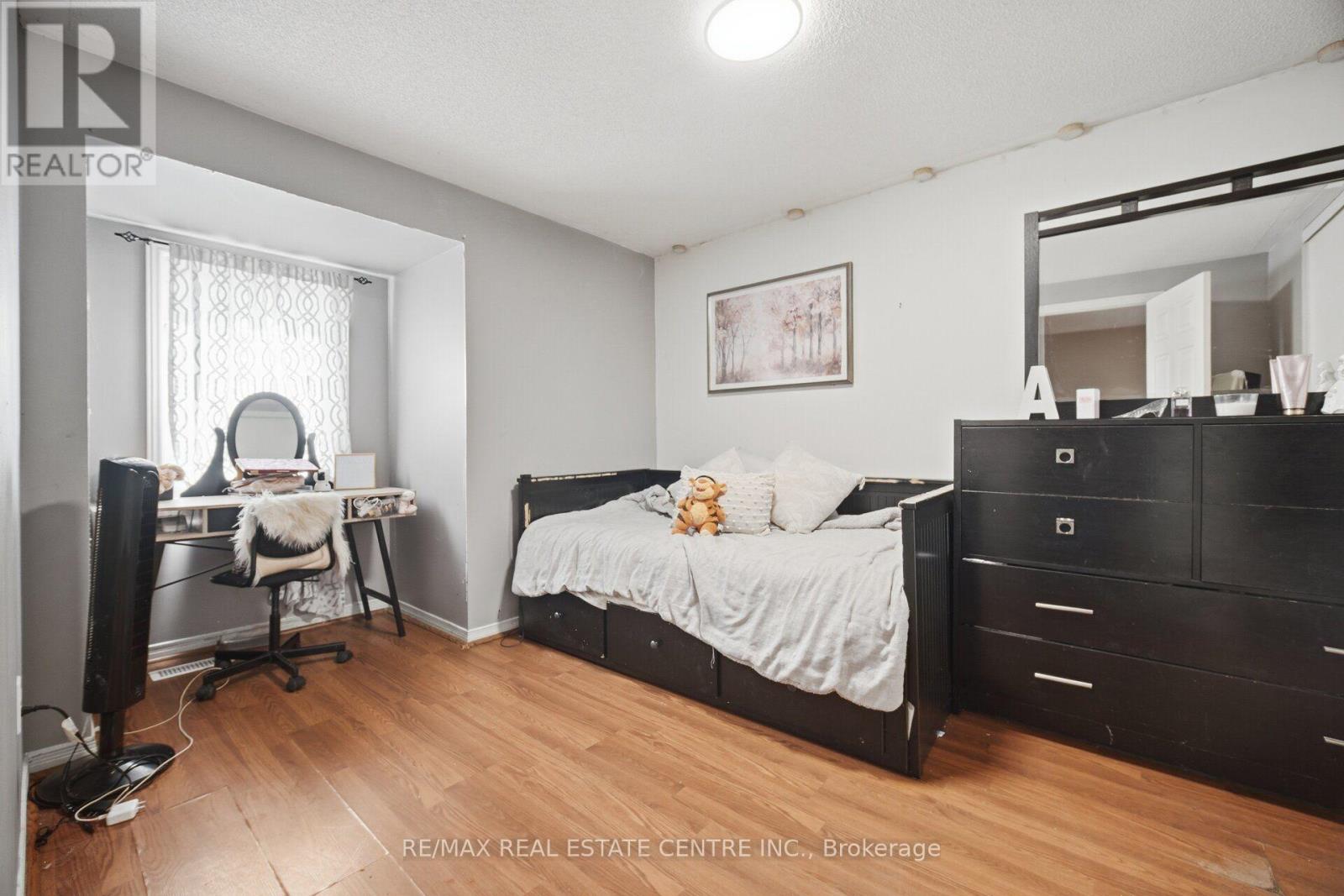 40 LANGDALE CRESCENT - 32