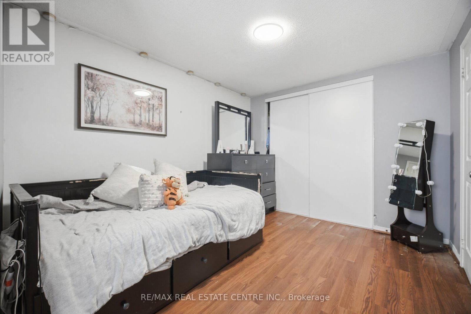 40 LANGDALE CRESCENT - 33