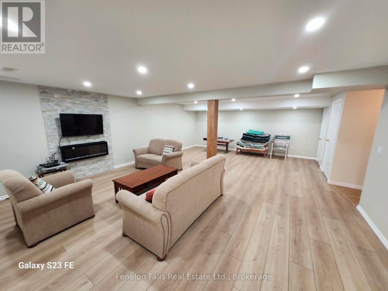 226 FRANCIS STREET E - 18