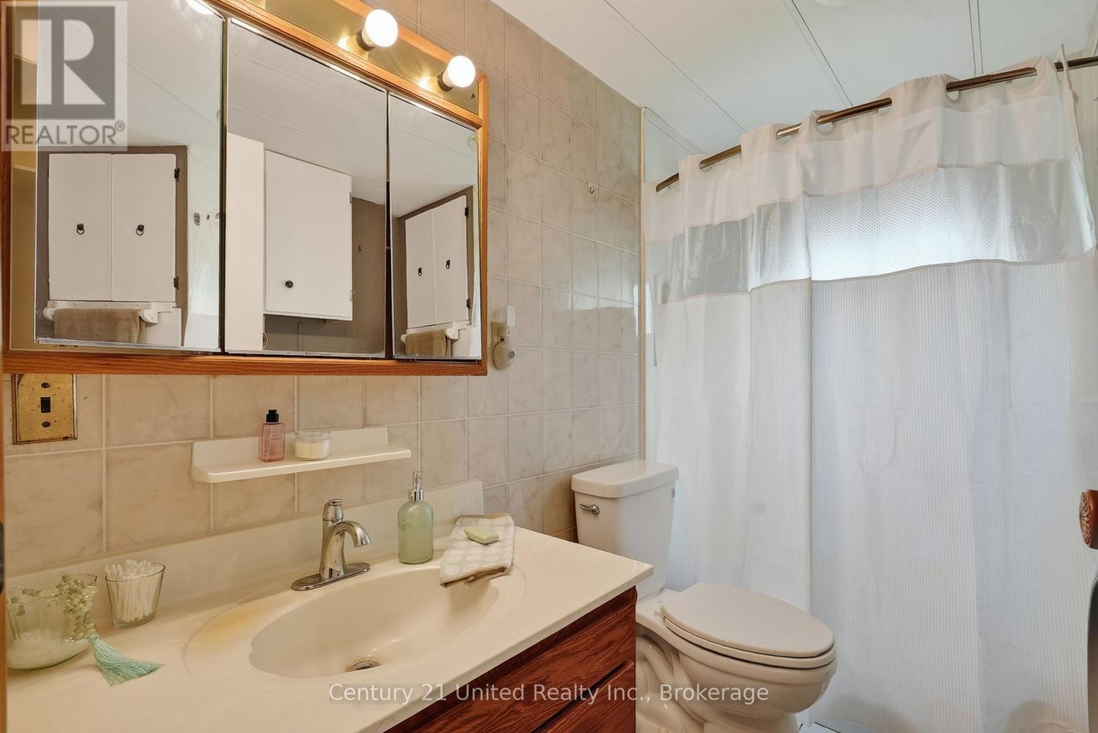 13 HILLVIEW DRIVE - 21