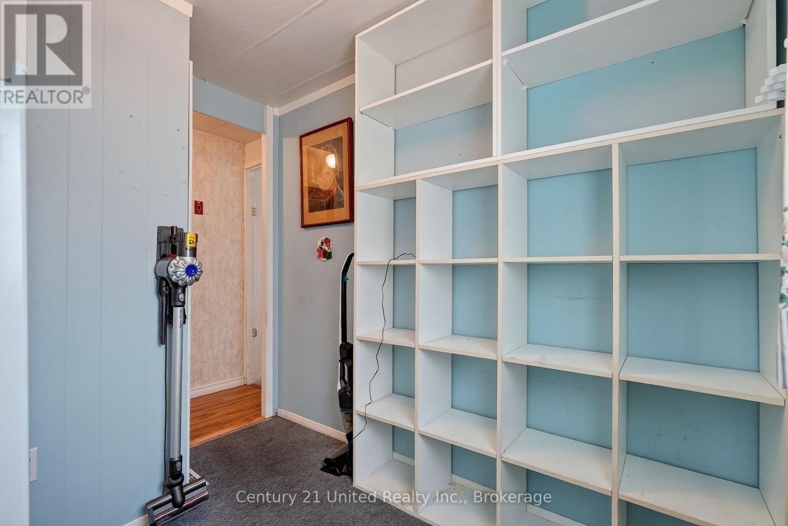 13 HILLVIEW DRIVE - 27