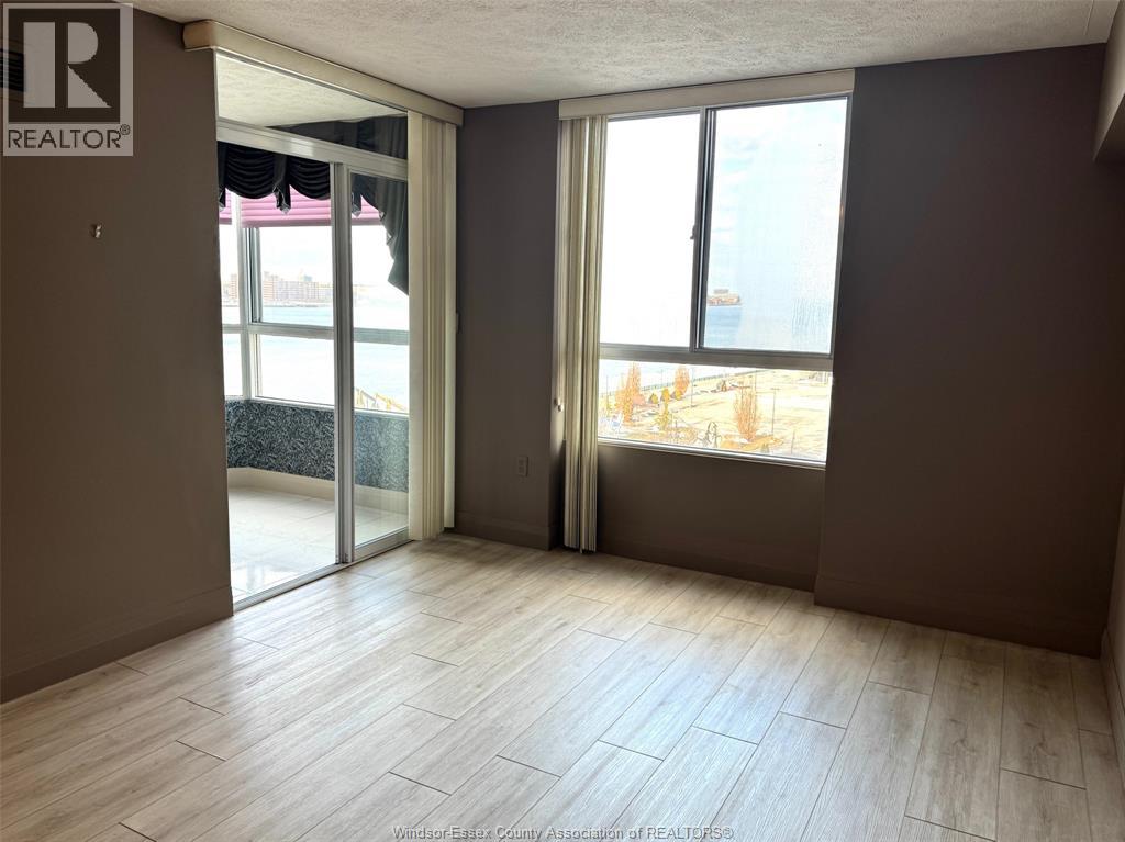 #804 75 RIVERSIDE DRIVE East - 12