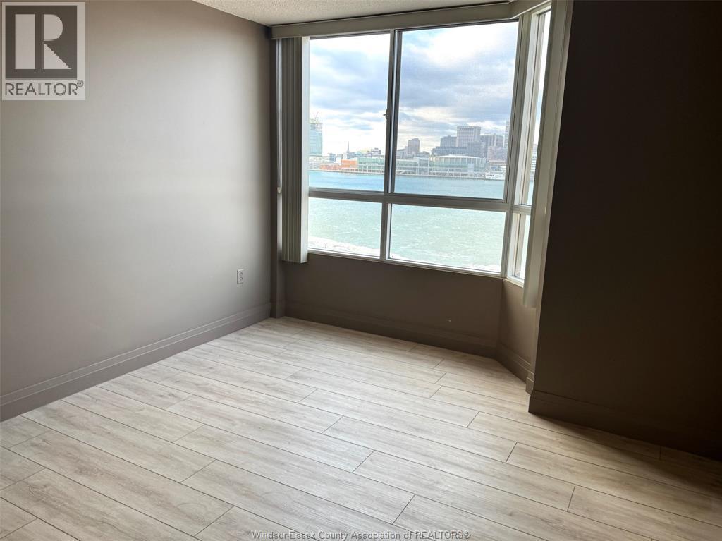 #804 75 RIVERSIDE DRIVE East - 16