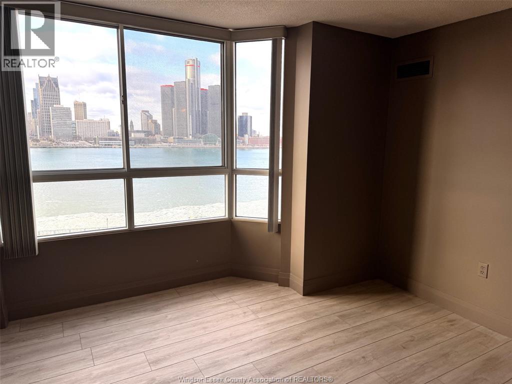 #804 75 RIVERSIDE DRIVE East - 17