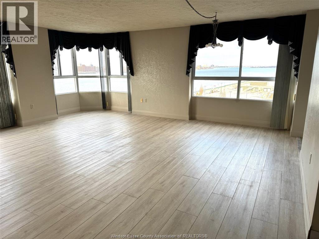 #804 75 RIVERSIDE DRIVE East - 2