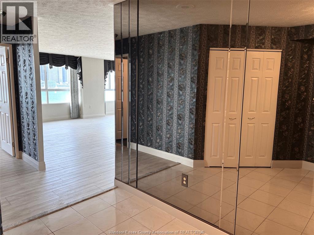 #804 75 RIVERSIDE DRIVE East - 21