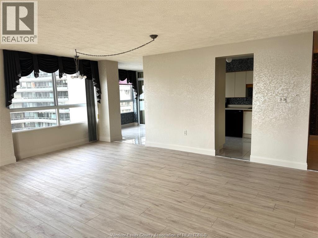 #804 75 RIVERSIDE DRIVE East - 3