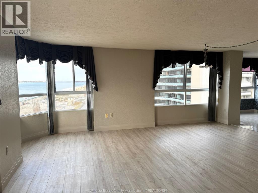 #804 75 RIVERSIDE DRIVE East - 4