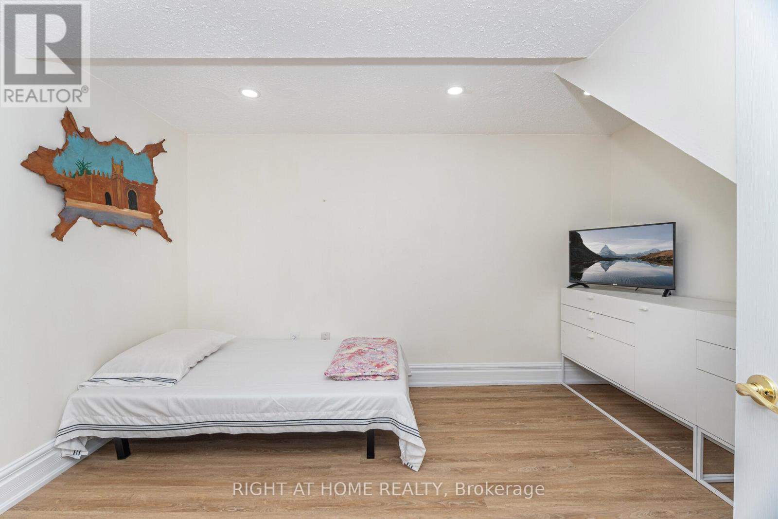 2 MELROSE GARDENS - 35