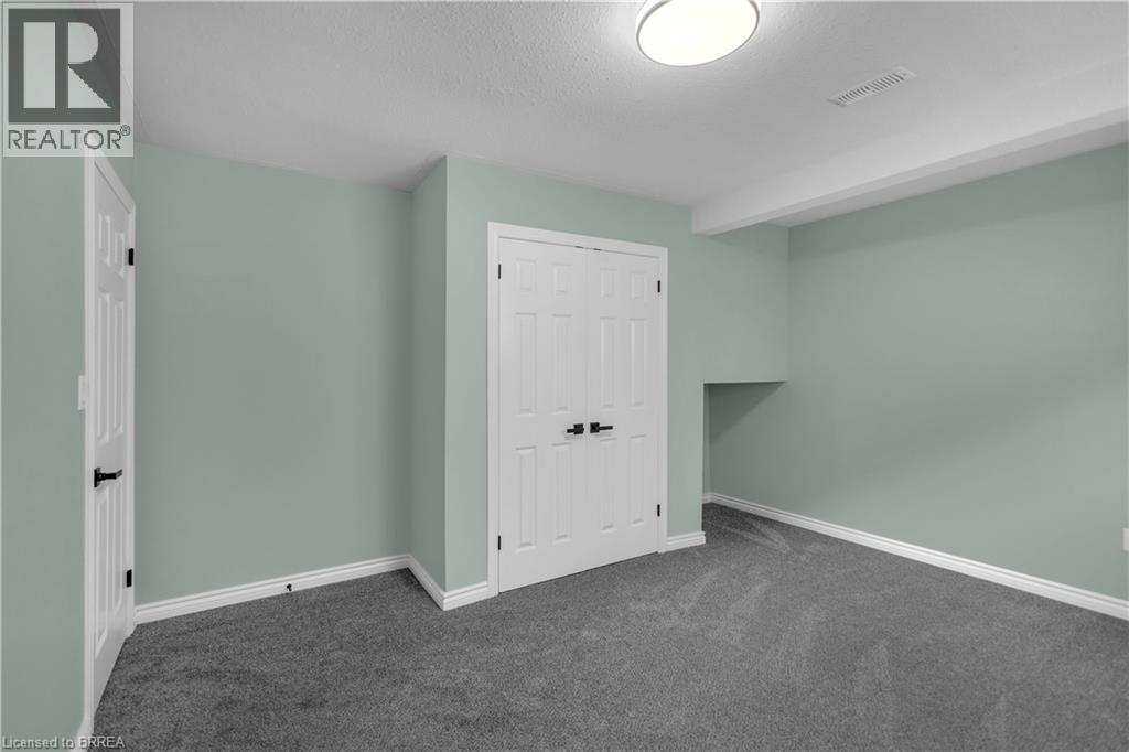 4 DOWDEN Avenue - 33