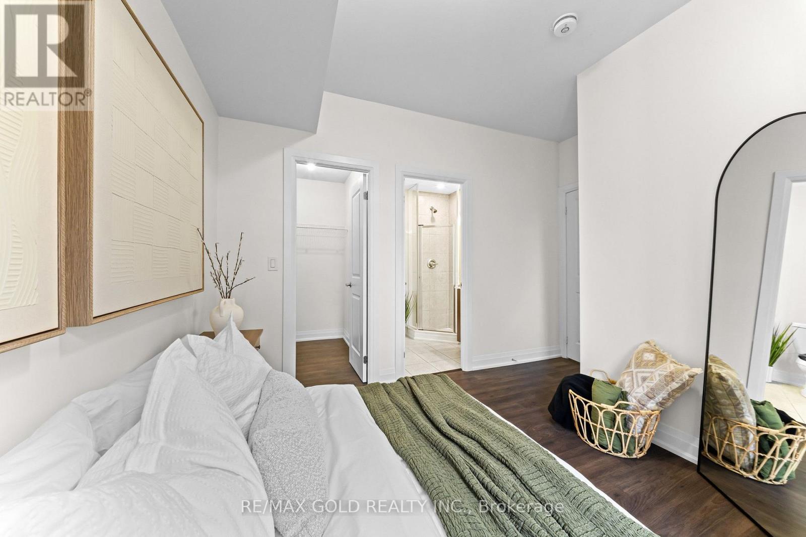 #602 18 COLES AVENUE - 24